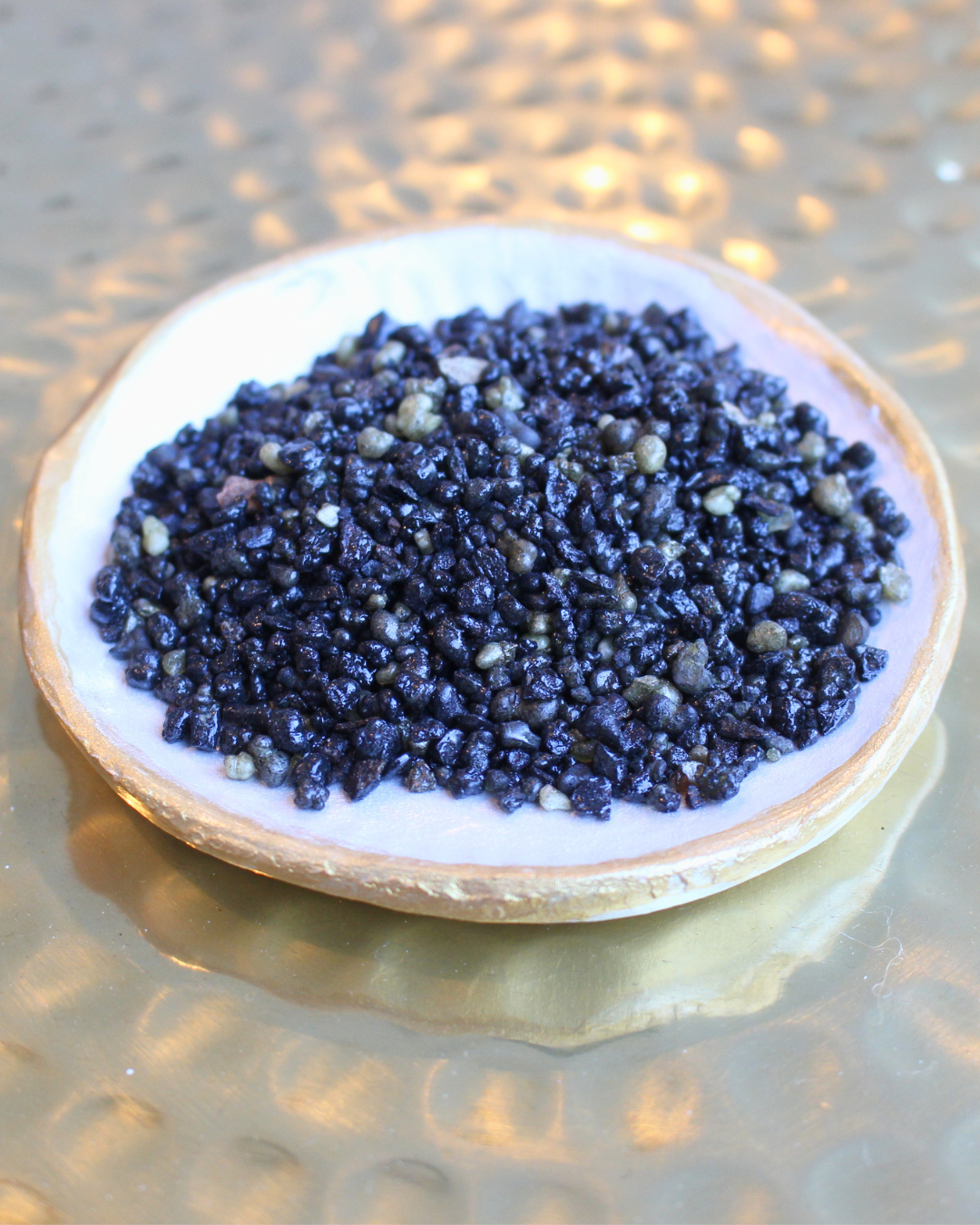 Encens pontifical en grains, sachet 25g. Résine liturgique solennelle, parfum profond et épicé. Purification rituelle et consécration. Sur charbon