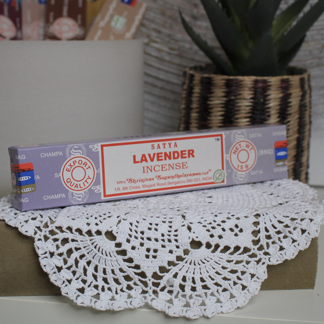 L'encens Lavande de Satya est une création florale douce et apaisante, reconnue pour ses propriétés relaxantes et anti-stress. Sa fragrance délicate favorise la détente et la sérénité tout en purifiant l’air et en harmonisant l’énergie de votre espace. Cet encens est fabriqué à la main en Inde selon la méthode traditionnelle Masala, garantissant une combustion lente et une diffusion harmonieuse.