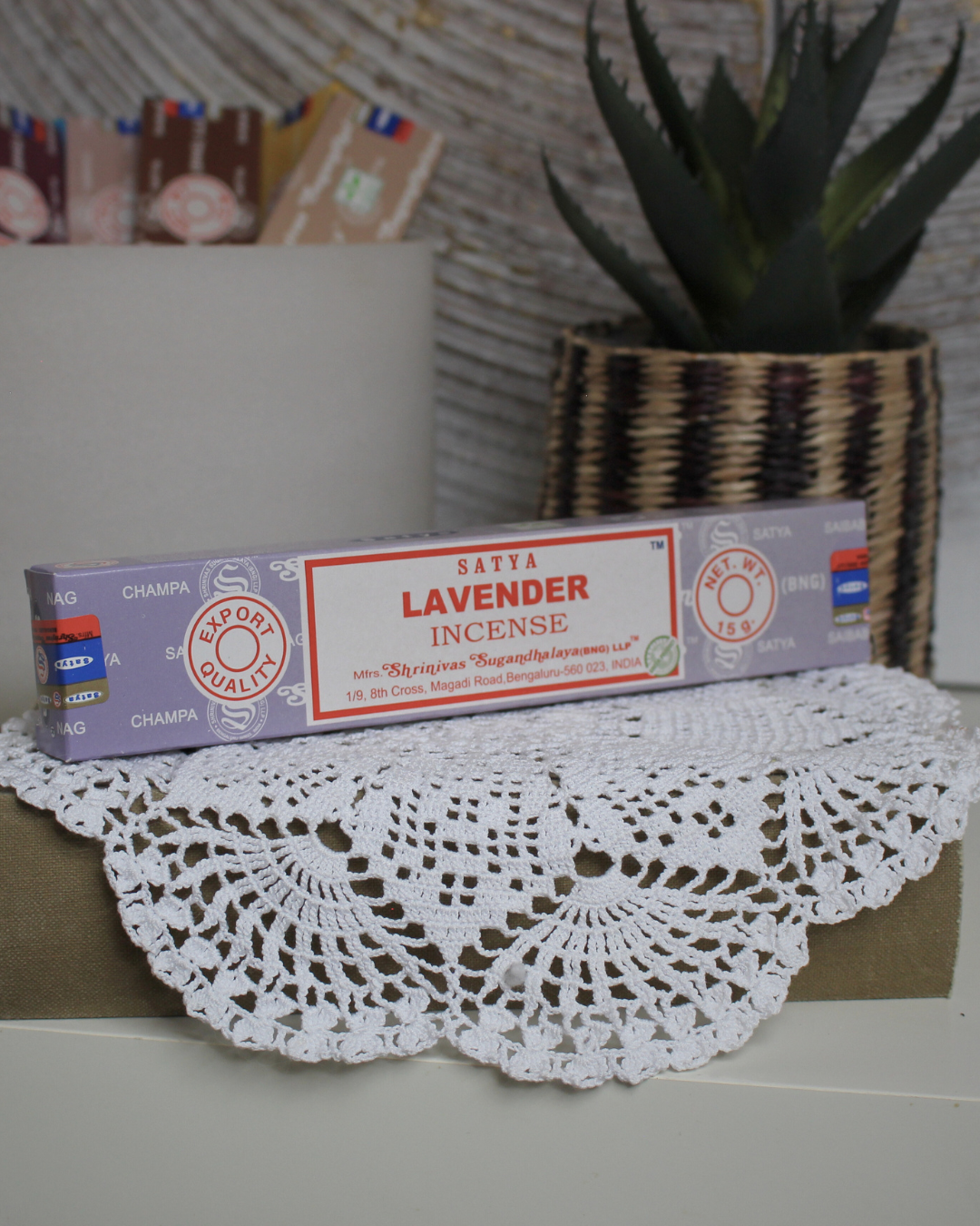 L'encens Lavande de Satya est une création florale douce et apaisante, reconnue pour ses propriétés relaxantes et anti-stress. Sa fragrance délicate favorise la détente et la sérénité tout en purifiant l’air et en harmonisant l’énergie de votre espace. Cet encens est fabriqué à la main en Inde selon la méthode traditionnelle Masala, garantissant une combustion lente et une diffusion harmonieuse.