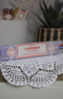 L'encens Lavande de Satya est une création florale douce et apaisante, reconnue pour ses propriétés relaxantes et anti-stress. Sa fragrance délicate favorise la détente et la sérénité tout en purifiant l’air et en harmonisant l’énergie de votre espace. Cet encens est fabriqué à la main en Inde selon la méthode traditionnelle Masala, garantissant une combustion lente et une diffusion harmonieuse.