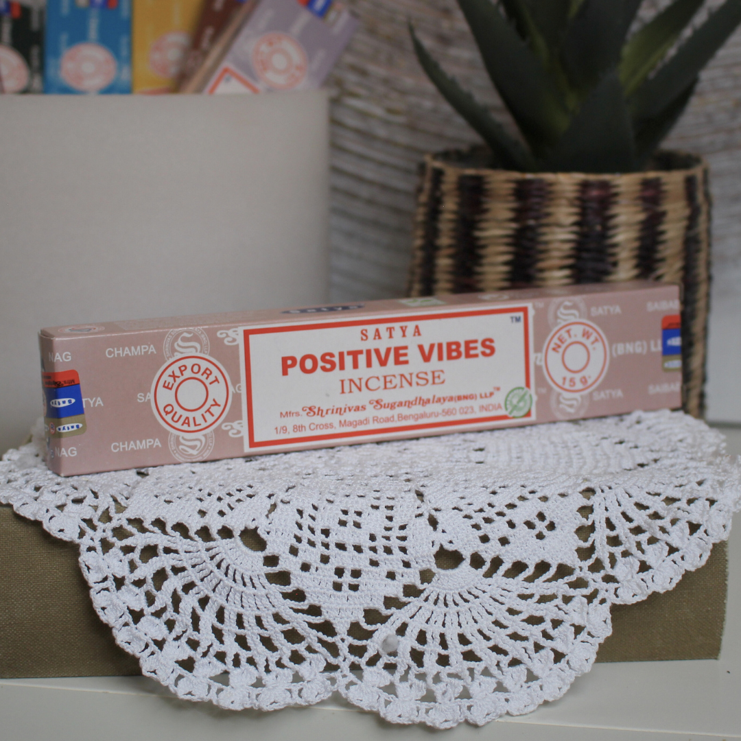 L'encens Positive Vibes de Satya est une création florale apaisante qui élève l'esprit et invite à la lumière intérieure. L'encens qu'il vous faut pour apporter des énergies positives. Cet encens est fabriqué à la main en Inde selon la méthode traditionnelle Masala, garantissant une combustion lente et une diffusion harmonieuse.
