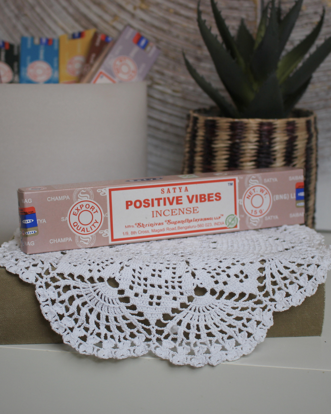 L'encens Positive Vibes de Satya est une création florale apaisante qui élève l'esprit et invite à la lumière intérieure. L'encens qu'il vous faut pour apporter des énergies positives. Cet encens est fabriqué à la main en Inde selon la méthode traditionnelle Masala, garantissant une combustion lente et une diffusion harmonieuse.
