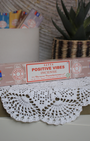 L'encens Positive Vibes de Satya est une création florale apaisante qui élève l'esprit et invite à la lumière intérieure. L'encens qu'il vous faut pour apporter des énergies positives. Cet encens est fabriqué à la main en Inde selon la méthode traditionnelle Masala, garantissant une combustion lente et une diffusion harmonieuse.
