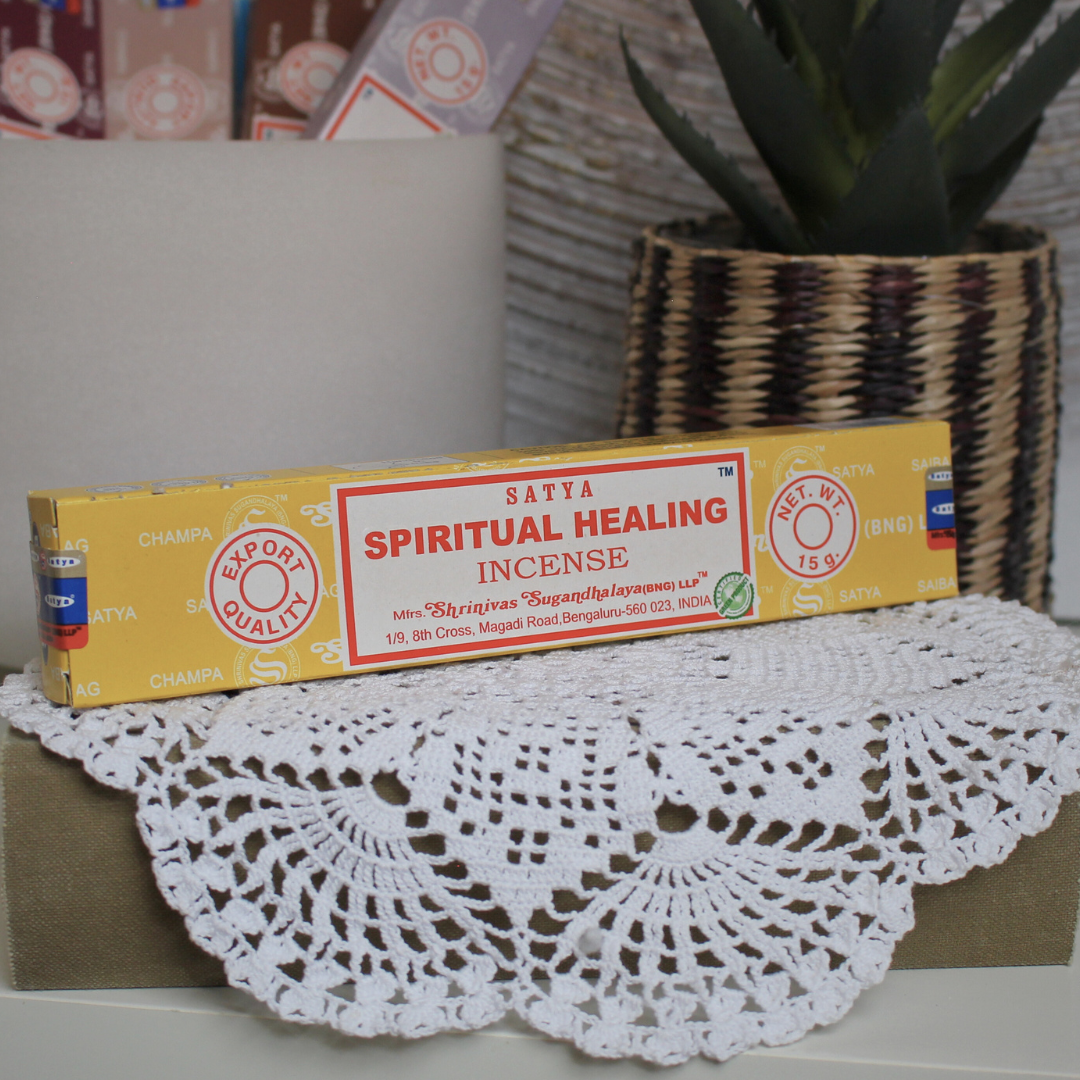 L'encens en bâtons Spiritual Healing de Satya est spécialement conçu pour favoriser l’équilibre énergétique et la guérison spirituelle. Sa fragrance unique aide à apaiser l’esprit et à ouvrir les chakras créant une atmosphère propice à la méditation, aux rituels spirituels et à la relaxation profonde. Fabriqué à la main en Inde selon la méthode traditionnelle Masala, il offre une combustion lente et une diffusion harmonieuse.