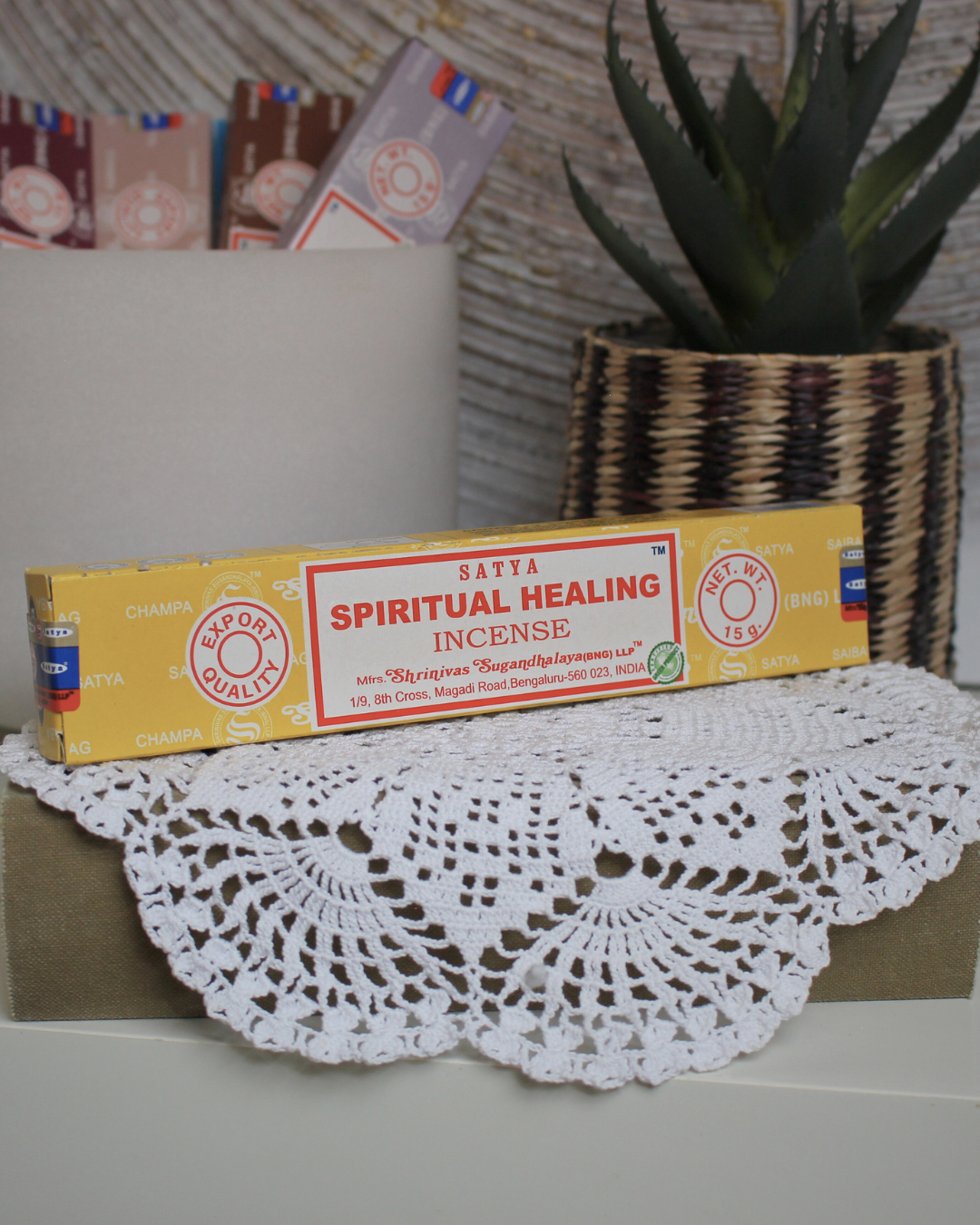 L'encens en bâtons Spiritual Healing de Satya est spécialement conçu pour favoriser l’équilibre énergétique et la guérison spirituelle. Sa fragrance unique aide à apaiser l’esprit et à ouvrir les chakras créant une atmosphère propice à la méditation, aux rituels spirituels et à la relaxation profonde. Fabriqué à la main en Inde selon la méthode traditionnelle Masala, il offre une combustion lente et une diffusion harmonieuse.
