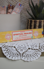 L'encens en bâtons Spiritual Healing de Satya est spécialement conçu pour favoriser l’équilibre énergétique et la guérison spirituelle. Sa fragrance unique aide à apaiser l’esprit et à ouvrir les chakras créant une atmosphère propice à la méditation, aux rituels spirituels et à la relaxation profonde. Fabriqué à la main en Inde selon la méthode traditionnelle Masala, il offre une combustion lente et une diffusion harmonieuse.