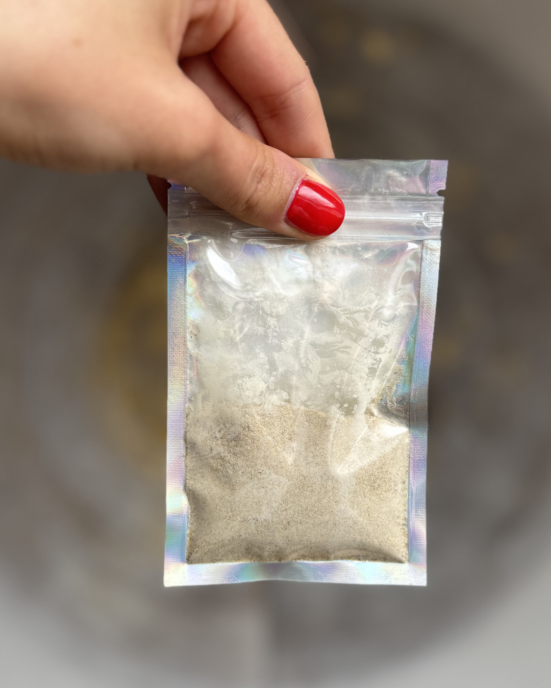 Encens d’église en poudre, sachet 25g. Notes sacrées et fumée dense pour la prière, la méditation et la purification. À brûler sur charbon auto-allumant.