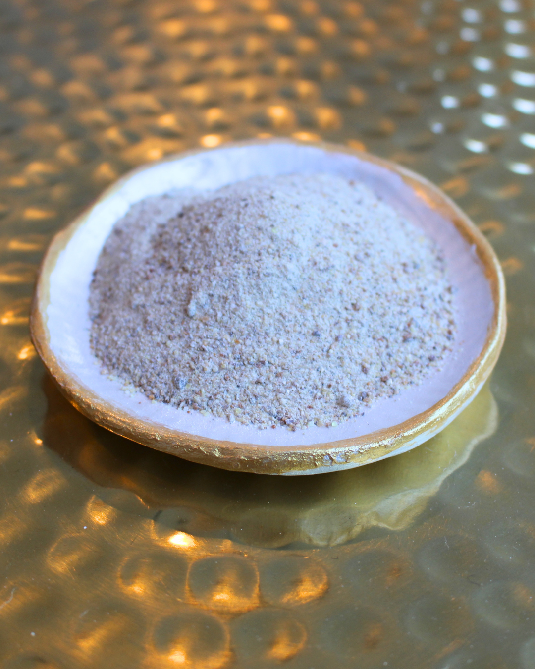 Encens d’église en poudre, sachet 25g. Notes sacrées et fumée dense pour la prière, la méditation et la purification. À brûler sur charbon auto-allumant.