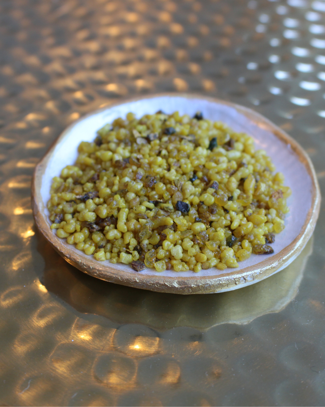 Encens de Jérusalem en grains, sachet 25g. Parfum boisé et balsamique inspiré de la Terre Sainte. Purification, prière et éveil. Sur charbon