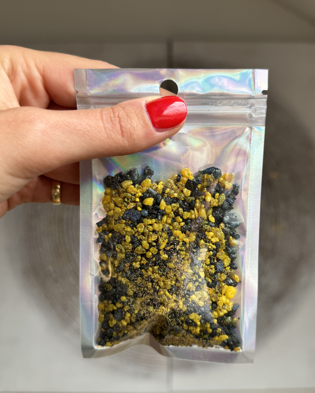 Encens de Lourdes en grains, sachet 25g. Parfum floral et délicat, inspiré du pèlerinage. Apaisement, guérison et grâce. À brûler sur charbon