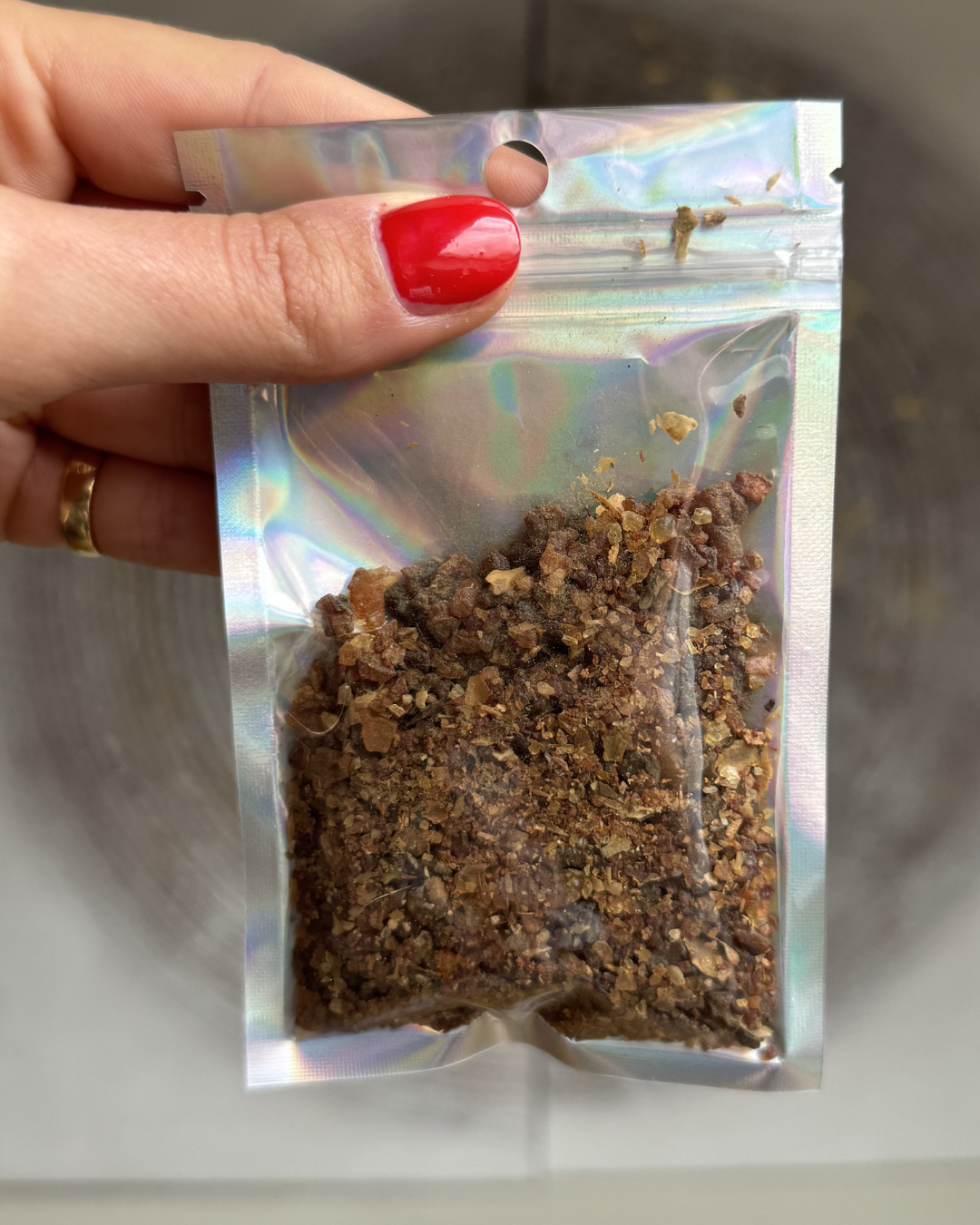 Myrrhe en grains, sachet 25g. Résine millénaire, parfum chaud et terreux. Purification profonde, protection et ancrage. À brûler sur charbon