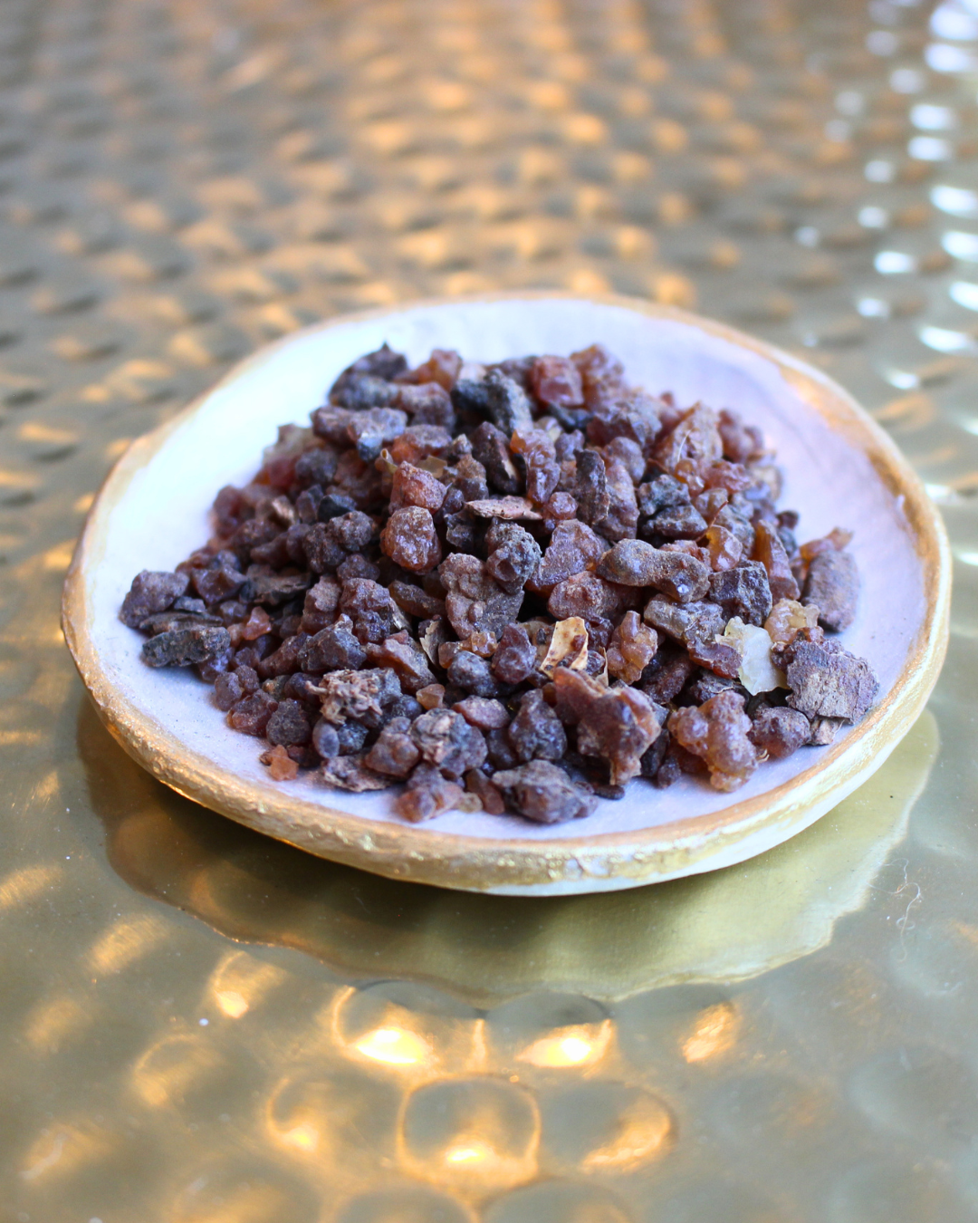 Myrrhe en grains, sachet 25g. Résine millénaire, parfum chaud et terreux. Purification profonde, protection et ancrage. À brûler sur charbon