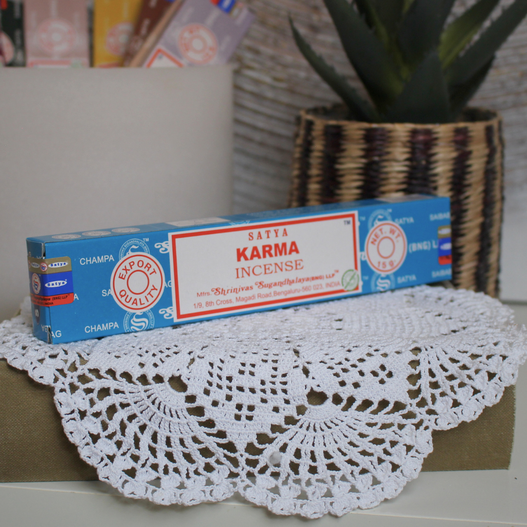 L'encens Karma de Satya est une fragrance riche et apaisante, conçue pour favoriser l’équilibre énergétique, l’harmonie et la sérénité intérieure. Il aide à purifier l’air, à élever l’esprit et à créer une atmosphère propice à la méditation, aux rituels spirituels ou à la détente. Fabriqué à la main en Inde selon la méthode traditionnelle Masala, il garantit une combustion lente et une diffusion harmonieuse.