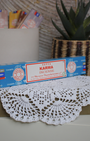 L'encens Karma de Satya est une fragrance riche et apaisante, conçue pour favoriser l’équilibre énergétique, l’harmonie et la sérénité intérieure. Il aide à purifier l’air, à élever l’esprit et à créer une atmosphère propice à la méditation, aux rituels spirituels ou à la détente. Fabriqué à la main en Inde selon la méthode traditionnelle Masala, il garantit une combustion lente et une diffusion harmonieuse.