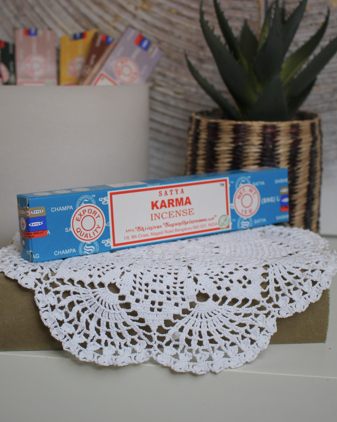 L'encens Karma de Satya est une fragrance riche et apaisante, conçue pour favoriser l’équilibre énergétique, l’harmonie et la sérénité intérieure. Il aide à purifier l’air, à élever l’esprit et à créer une atmosphère propice à la méditation, aux rituels spirituels ou à la détente. Fabriqué à la main en Inde selon la méthode traditionnelle Masala, il garantit une combustion lente et une diffusion harmonieuse.