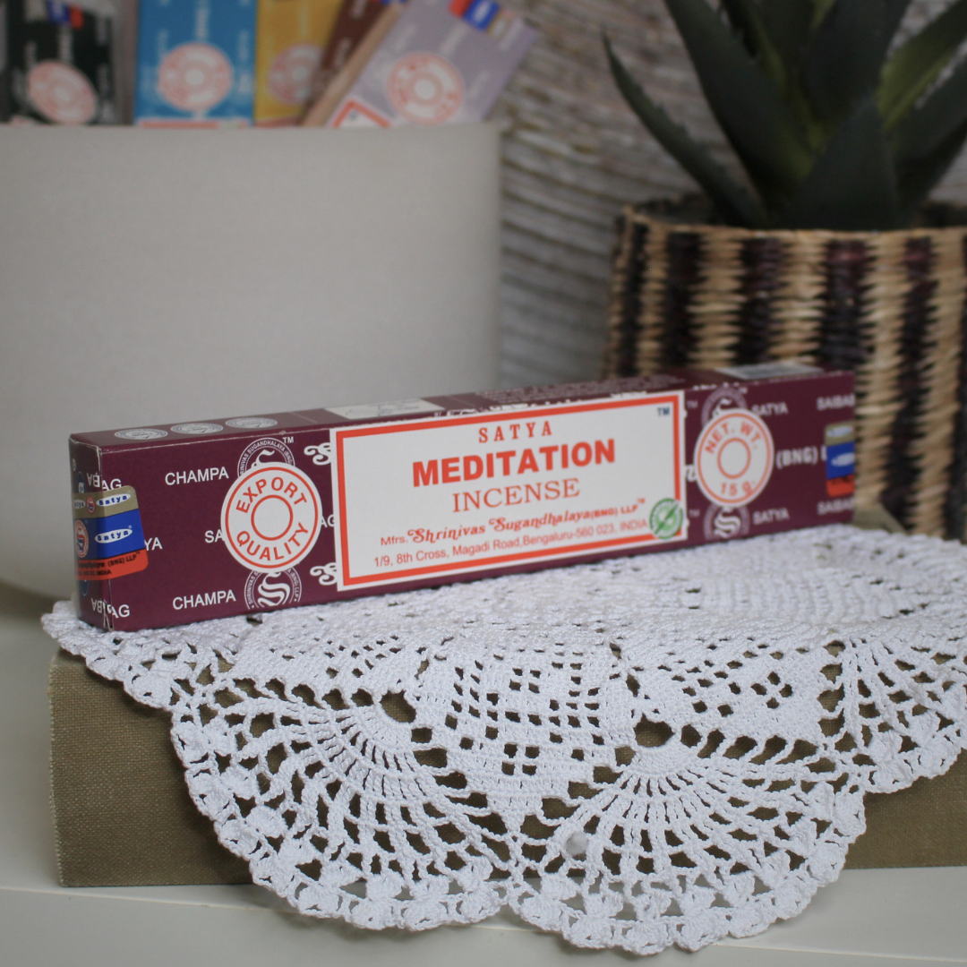 L'encens Meditation de Satya est spécialement conçu pour favoriser la concentration, le calme intérieur et la profondeur de la méditation. Sa fragrance apaisante aide à calmer l’esprit, équilibrer les énergies et créer une atmosphère propice à la pratique méditative, au yoga ou aux rituels spirituels. Fabriqué à la main en Inde selon la méthode traditionnelle Masala, il garantit une combustion lente et une diffusion harmonieuse.