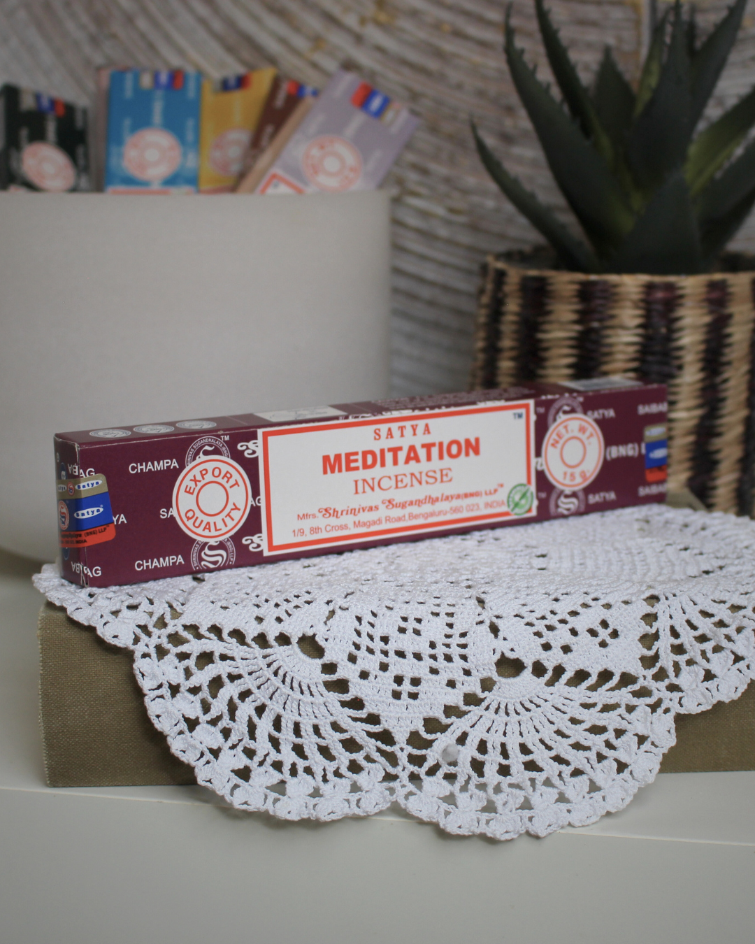L'encens Meditation de Satya est spécialement conçu pour favoriser la concentration, le calme intérieur et la profondeur de la méditation. Sa fragrance apaisante aide à calmer l’esprit, équilibrer les énergies et créer une atmosphère propice à la pratique méditative, au yoga ou aux rituels spirituels. Fabriqué à la main en Inde selon la méthode traditionnelle Masala, il garantit une combustion lente et une diffusion harmonieuse.