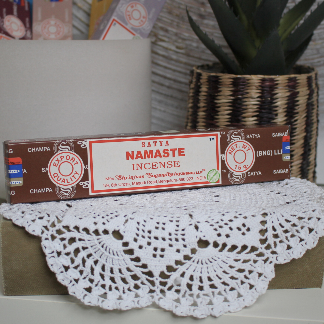 L'encens Namaste de Satya est une création florale et légèrement boisée, conçue pour favoriser le bien-être, la paix intérieure et l’harmonie. Sa fragrance unique aide à apaiser l’esprit, à équilibrer les énergies et à créer une atmosphère sereine, idéale pour la méditation, le yoga, les rituels spirituels ou simplement pour parfumer agréablement un espace. Fabriqué à la main en Inde selon la méthode traditionnelle Masala, il garantit une combustion lente et une diffusion harmonieuse.