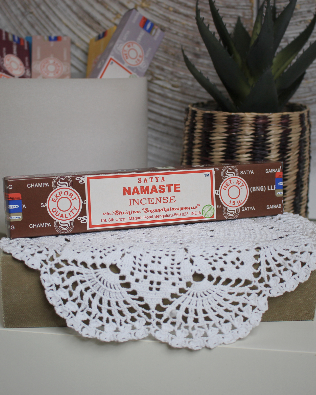 L'encens Namaste de Satya est une création florale et légèrement boisée, conçue pour favoriser le bien-être, la paix intérieure et l’harmonie. Sa fragrance unique aide à apaiser l’esprit, à équilibrer les énergies et à créer une atmosphère sereine, idéale pour la méditation, le yoga, les rituels spirituels ou simplement pour parfumer agréablement un espace. Fabriqué à la main en Inde selon la méthode traditionnelle Masala, il garantit une combustion lente et une diffusion harmonieuse.