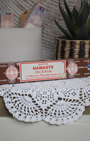 L'encens Namaste de Satya est une création florale et légèrement boisée, conçue pour favoriser le bien-être, la paix intérieure et l’harmonie. Sa fragrance unique aide à apaiser l’esprit, à équilibrer les énergies et à créer une atmosphère sereine, idéale pour la méditation, le yoga, les rituels spirituels ou simplement pour parfumer agréablement un espace. Fabriqué à la main en Inde selon la méthode traditionnelle Masala, il garantit une combustion lente et une diffusion harmonieuse.