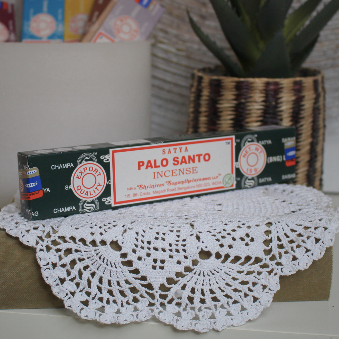 L'encens Palo Santo de Satya est inspiré du bois sacré d’Amérique du Sud, reconnu pour ses propriétés purifiantes et énergisantes. Il aide à dissiper les énergies négatives, à rétablir l’harmonie dans l’espace et à favoriser la concentration et la méditation. Fabriqué à la main en Inde selon la méthode traditionnelle Masala, il garantit une combustion lente et une diffusion harmonieuse.