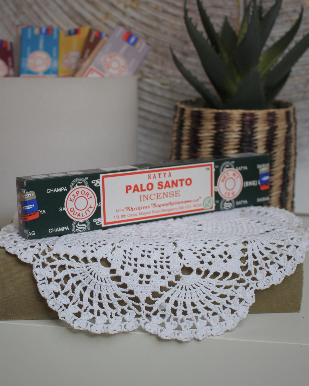 L'encens Palo Santo de Satya est inspiré du bois sacré d’Amérique du Sud, reconnu pour ses propriétés purifiantes et énergisantes. Il aide à dissiper les énergies négatives, à rétablir l’harmonie dans l’espace et à favoriser la concentration et la méditation. Fabriqué à la main en Inde selon la méthode traditionnelle Masala, il garantit une combustion lente et une diffusion harmonieuse.