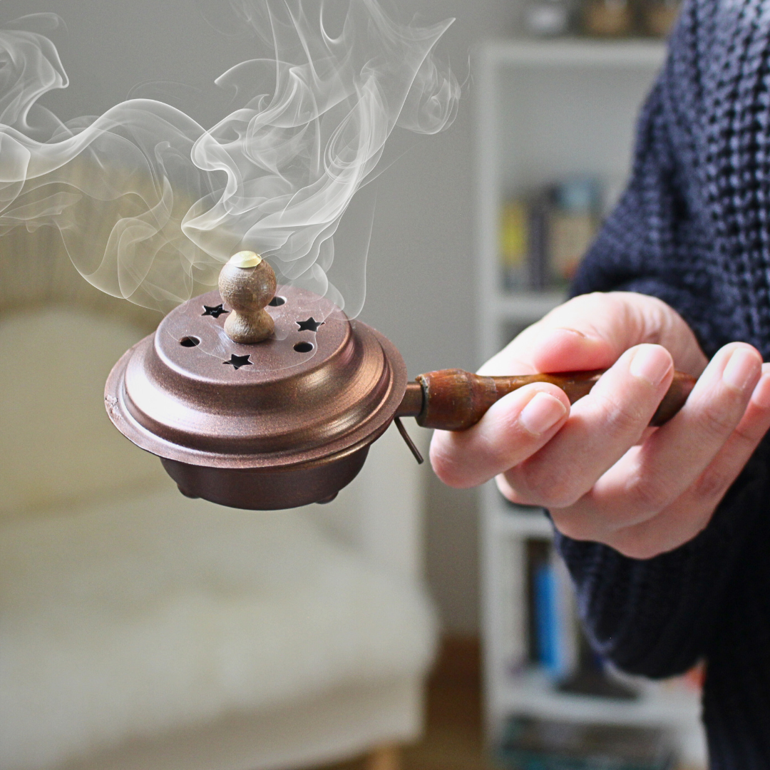 Petit encensoir idéal pour l'encens en grains ou en résine
Fabriqué en métal recouvert d’une poudre couleur cuivre et équipé d’une poignée en bois de manguier, cet encensoir offre une prise en main sécurisée et une résistance optimale à la chaleur.