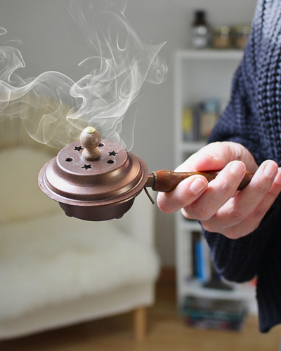 Petit encensoir idéal pour l'encens en grains ou en résine
Fabriqué en métal recouvert d’une poudre couleur cuivre et équipé d’une poignée en bois de manguier, cet encensoir offre une prise en main sécurisée et une résistance optimale à la chaleur.