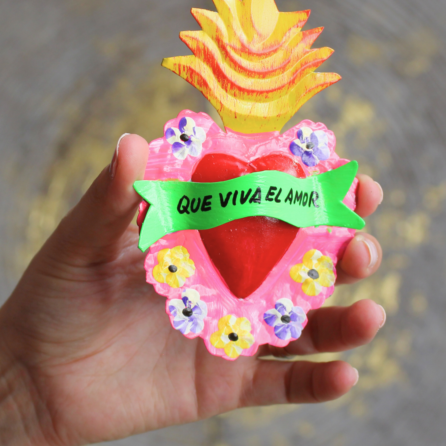 Ex Voto mexicain en métal embosse peint main, 9x14cm. Cœur sacré « Que Viva el Amor ». Porte-bonheur, offrande de gratitude, déco spirituelle et autel.