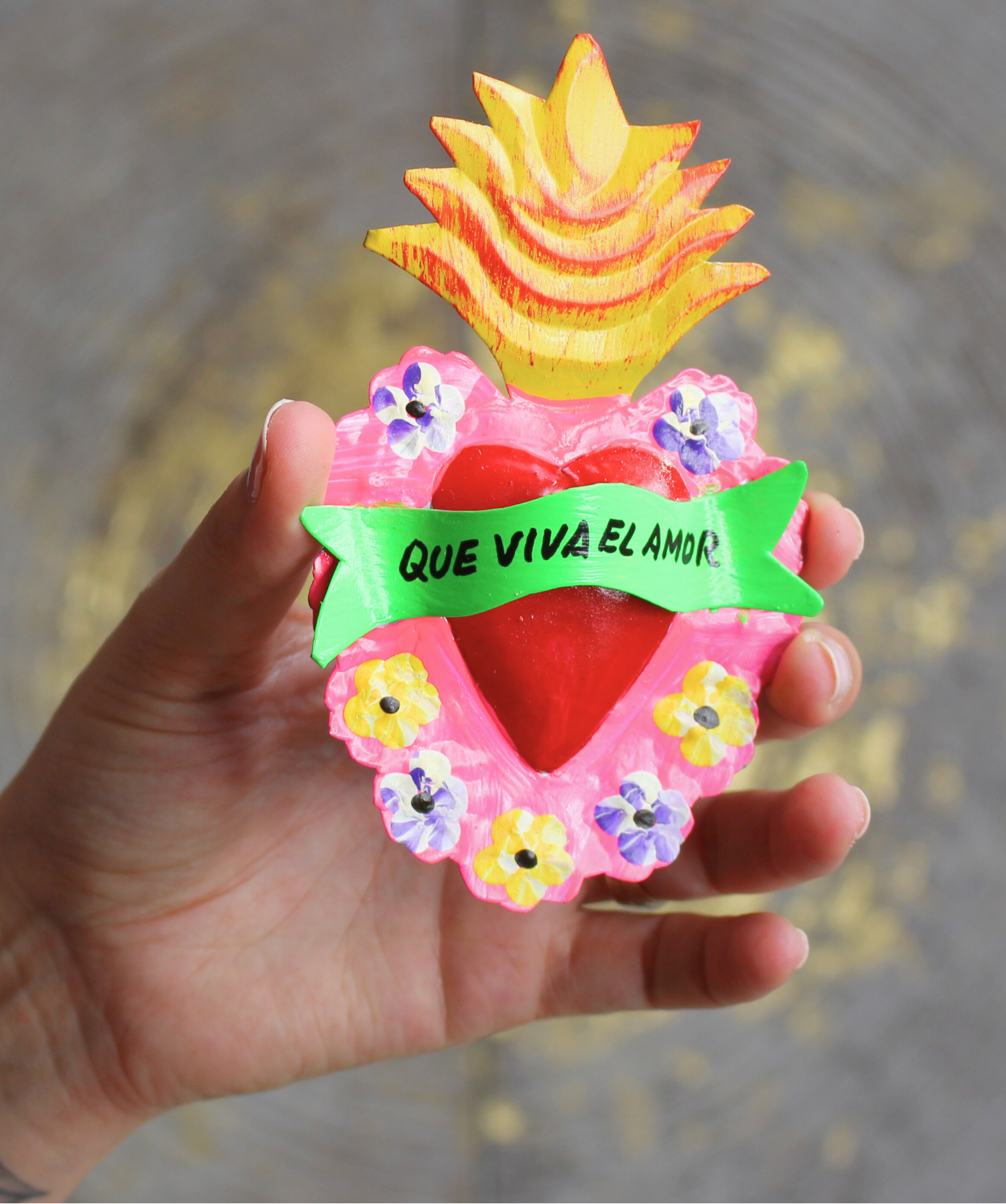 Ex Voto mexicain en métal embosse peint main, 9x14cm. Cœur sacré « Que Viva el Amor ». Porte-bonheur, offrande de gratitude, déco spirituelle et autel.