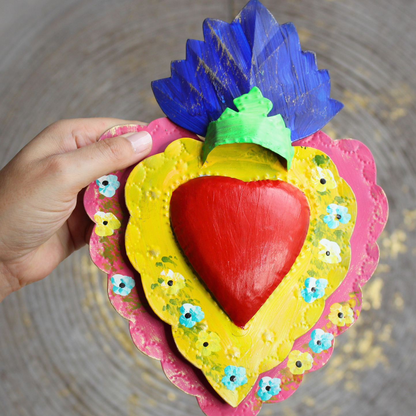 Apportez une touche de spiritualité et d’authenticité à votre intérieur avec cet Ex Voto mexicain en forme de cœur, de fabrication artisanale.
Un Ex Voto (abréviation de l’expression latine ex voto suscepto, « en vertu d’un vœu accompli ») est une offrande traditionnelle déposée dans une église ou un sanctuaire en remerciement pour une grâce reçue ou en guise de protection. 