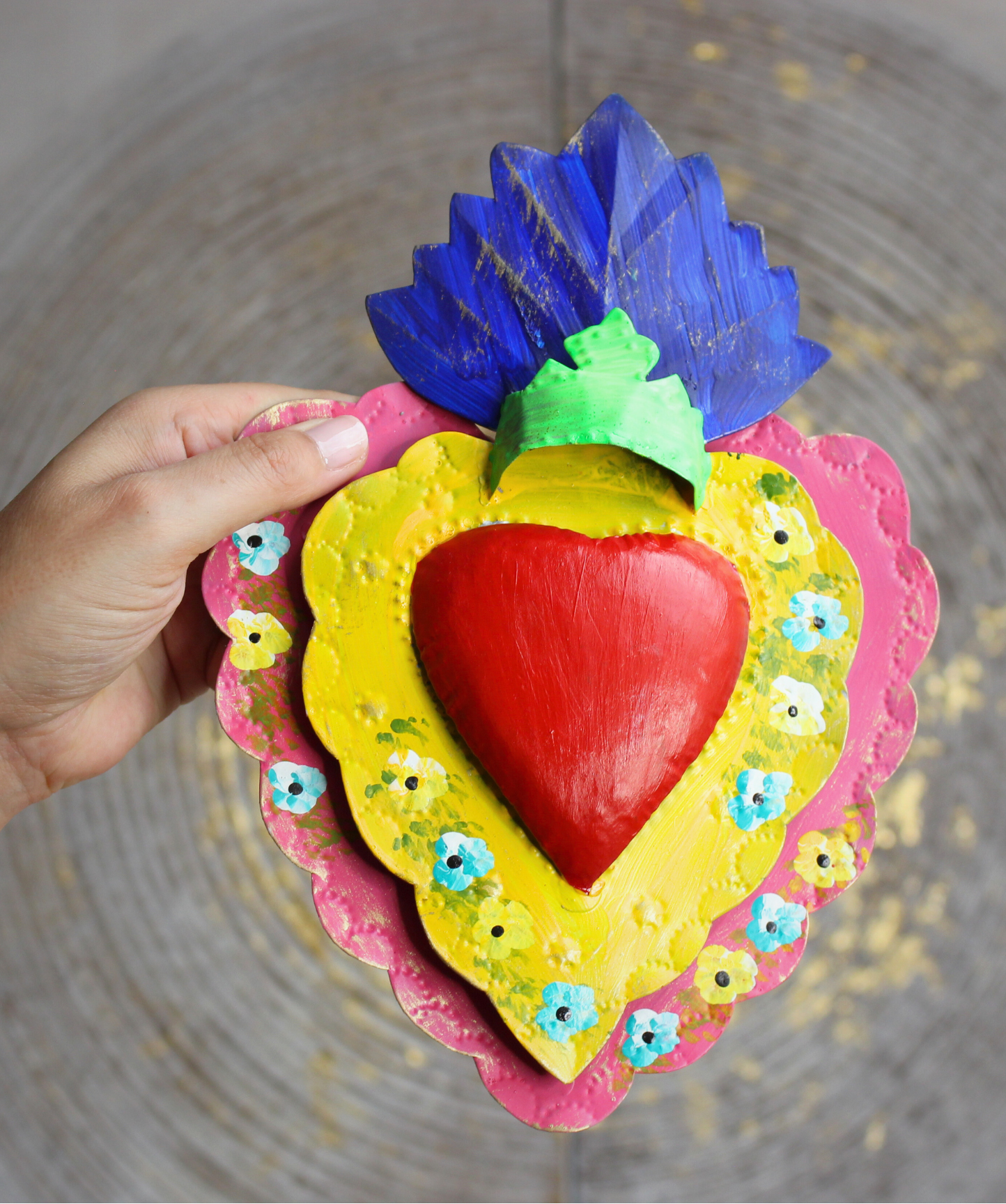 Apportez une touche de spiritualité et d’authenticité à votre intérieur avec cet Ex Voto mexicain en forme de cœur, de fabrication artisanale.
Un Ex Voto (abréviation de l’expression latine ex voto suscepto, « en vertu d’un vœu accompli ») est une offrande traditionnelle déposée dans une église ou un sanctuaire en remerciement pour une grâce reçue ou en guise de protection. 