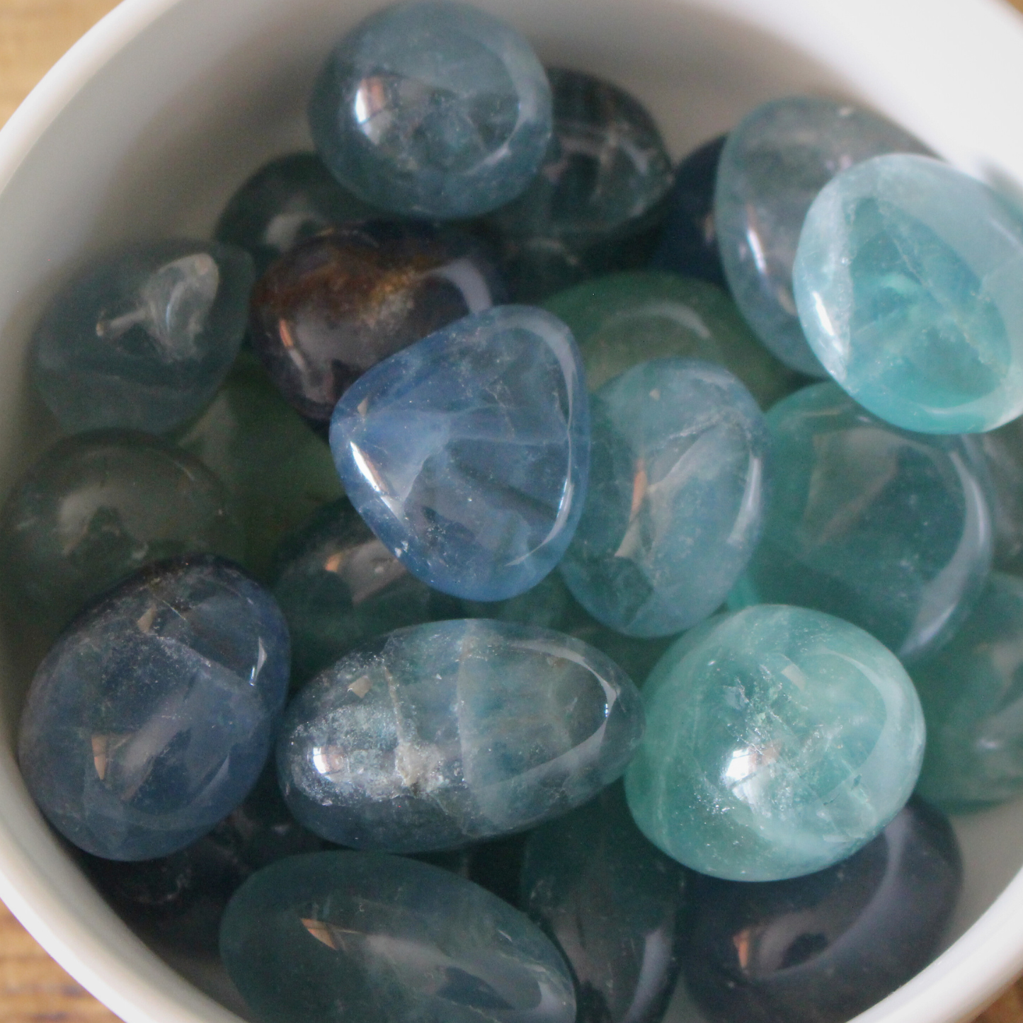 Découvrez la beauté et l’énergie de la Fluorine bleue verte. Chaque pierre est unique avec ses nuances de bleu et de vert. Idéale pour la lithothérapie, la méditation ou pour enrichir un espace, cette pierre stimule la concentration et la clarté mentale.
