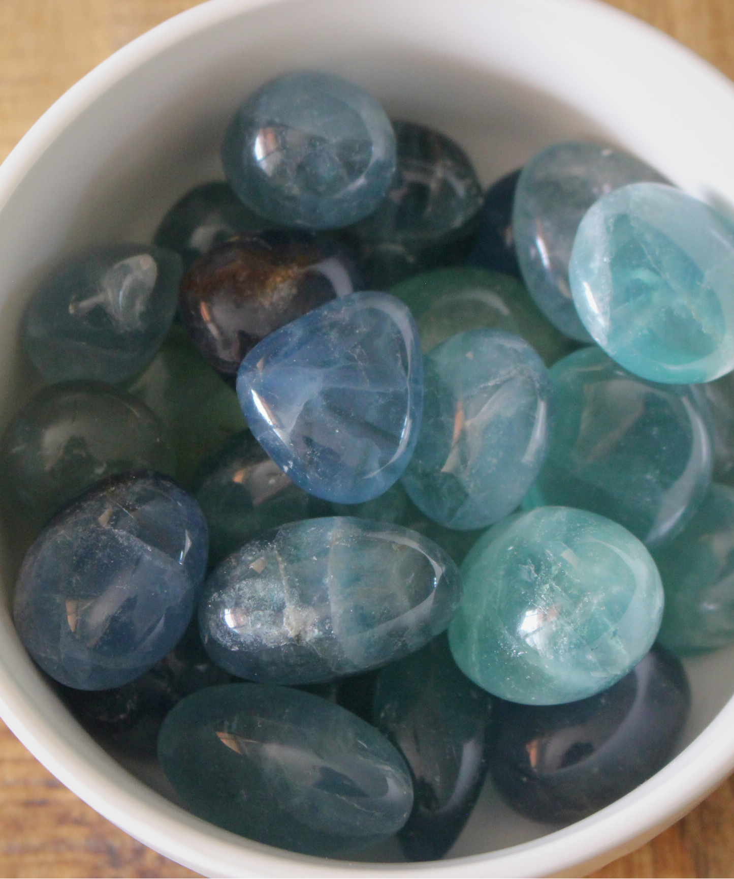 Découvrez la beauté et l’énergie de la Fluorine bleue verte. Chaque pierre est unique avec ses nuances de bleu et de vert. Idéale pour la lithothérapie, la méditation ou pour enrichir un espace, cette pierre stimule la concentration et la clarté mentale.
