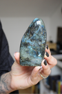 Cette forme libre de labradorite naturelle, d’un poids de 331 grammes, provient de Madagascar, l’un des plus grands producteurs de labradorite de qualité au monde. Sculptée et polie à la main, elle révèle de superbes reflets métalliques (bleus, verts, dorés) appelés labradorescence, caractéristiques de cette pierre fascinante. Non traitée, 100 % naturelle, elle a été extraite dans des conditions respectueuses de l’humain et de l’environnement.