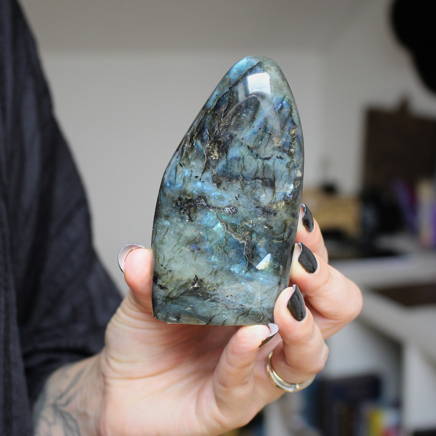 Cette forme libre de labradorite naturelle, d’un poids de 331 grammes, provient de Madagascar, l’un des plus grands producteurs de labradorite de qualité au monde. Sculptée et polie à la main, elle révèle de superbes reflets métalliques (bleus, verts, dorés) appelés labradorescence, caractéristiques de cette pierre fascinante. Non traitée, 100 % naturelle, elle a été extraite dans des conditions respectueuses de l’humain et de l’environnement.