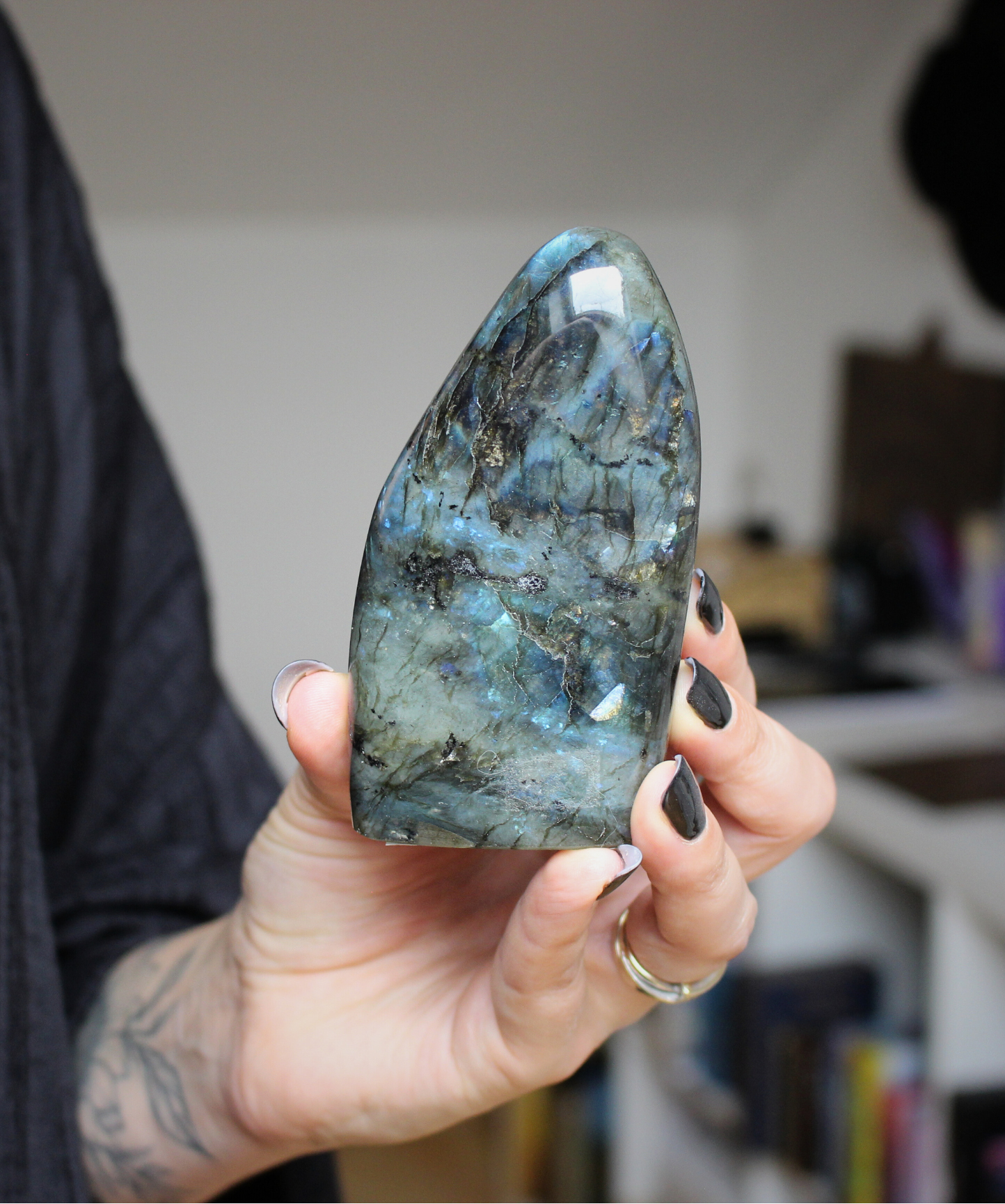 Cette forme libre de labradorite naturelle, d’un poids de 331 grammes, provient de Madagascar, l’un des plus grands producteurs de labradorite de qualité au monde. Sculptée et polie à la main, elle révèle de superbes reflets métalliques (bleus, verts, dorés) appelés labradorescence, caractéristiques de cette pierre fascinante. Non traitée, 100 % naturelle, elle a été extraite dans des conditions respectueuses de l’humain et de l’environnement.
