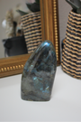 Cette forme libre de labradorite naturelle, d’un poids de 331 grammes, provient de Madagascar, l’un des plus grands producteurs de labradorite de qualité au monde. Sculptée et polie à la main, elle révèle de superbes reflets métalliques (bleus, verts, dorés) appelés labradorescence, caractéristiques de cette pierre fascinante. Non traitée, 100 % naturelle, elle a été extraite dans des conditions respectueuses de l’humain et de l’environnement.