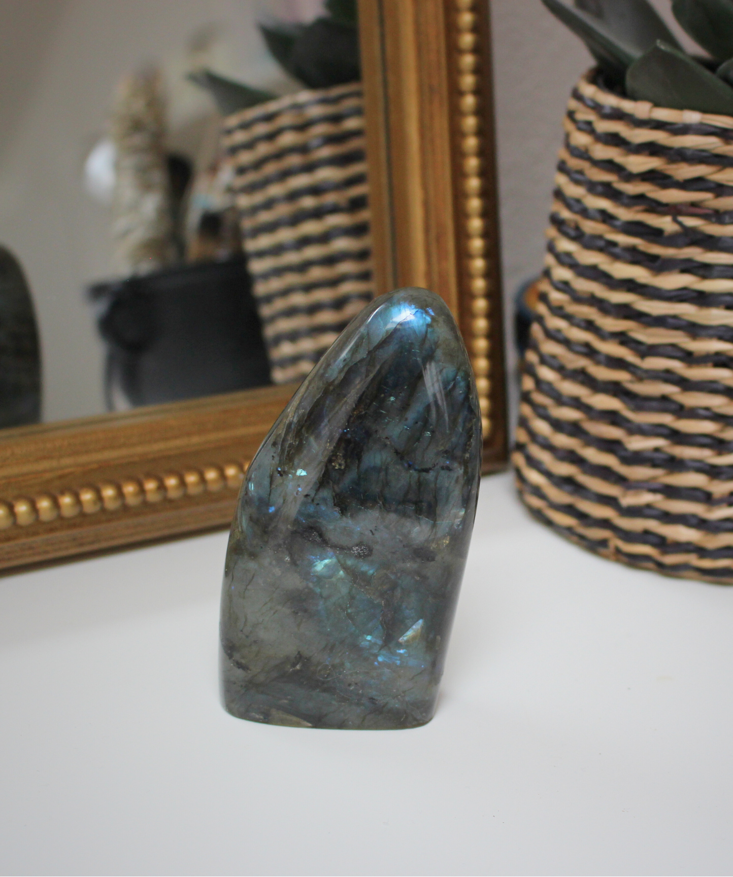 Cette forme libre de labradorite naturelle, d’un poids de 331 grammes, provient de Madagascar, l’un des plus grands producteurs de labradorite de qualité au monde. Sculptée et polie à la main, elle révèle de superbes reflets métalliques (bleus, verts, dorés) appelés labradorescence, caractéristiques de cette pierre fascinante. Non traitée, 100 % naturelle, elle a été extraite dans des conditions respectueuses de l’humain et de l’environnement.