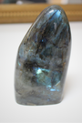 Cette forme libre de labradorite naturelle, d’un poids de 331 grammes, provient de Madagascar, l’un des plus grands producteurs de labradorite de qualité au monde. Sculptée et polie à la main, elle révèle de superbes reflets métalliques (bleus, verts, dorés) appelés labradorescence, caractéristiques de cette pierre fascinante. Non traitée, 100 % naturelle, elle a été extraite dans des conditions respectueuses de l’humain et de l’environnement.