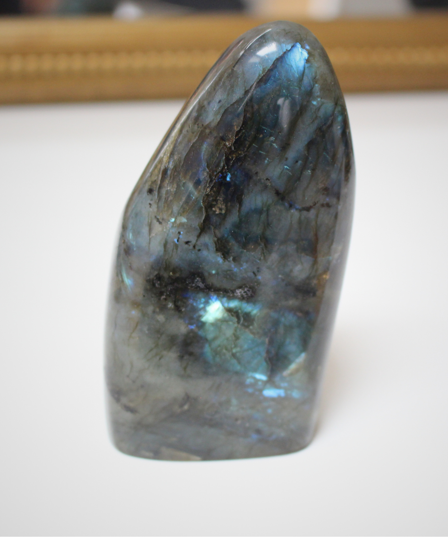 Cette forme libre de labradorite naturelle, d’un poids de 331 grammes, provient de Madagascar, l’un des plus grands producteurs de labradorite de qualité au monde. Sculptée et polie à la main, elle révèle de superbes reflets métalliques (bleus, verts, dorés) appelés labradorescence, caractéristiques de cette pierre fascinante. Non traitée, 100 % naturelle, elle a été extraite dans des conditions respectueuses de l’humain et de l’environnement.
