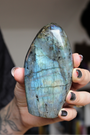 Cette forme libre de labradorite naturelle, d’un poids de 348&nbsp;grammes, provient de Madagascar, l’un des plus grands producteurs de labradorite de qualité au monde. Sculptée et polie à la main, elle révèle de superbes reflets métalliques (bleus, verts, dorés) appelés&nbsp;labradorescence, caractéristiques de cette pierre fascinante.&nbsp;Non traitée, 100 % naturelle, elle a été extraite dans des conditions respectueuses de l’humain et de l’environnement.