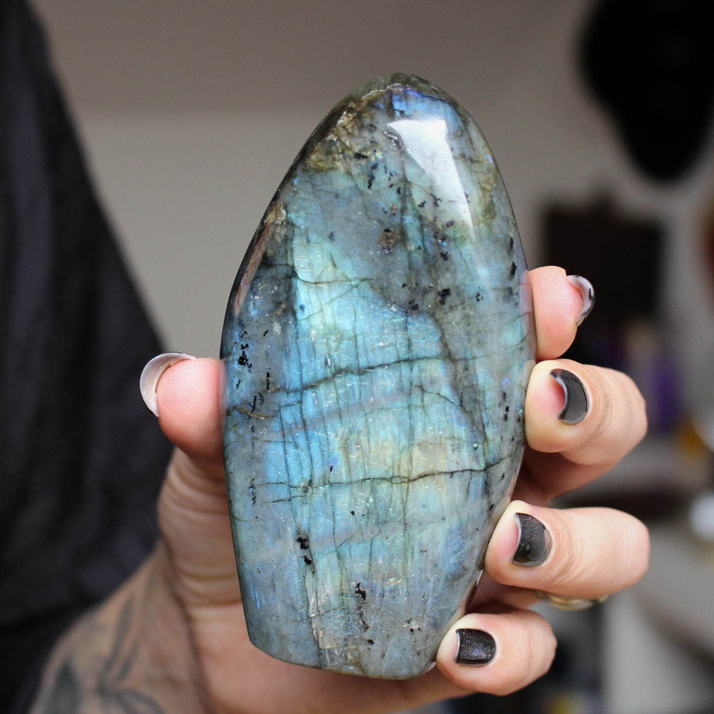 Cette forme libre de labradorite naturelle, d’un poids de 348&nbsp;grammes, provient de Madagascar, l’un des plus grands producteurs de labradorite de qualité au monde. Sculptée et polie à la main, elle révèle de superbes reflets métalliques (bleus, verts, dorés) appelés&nbsp;labradorescence, caractéristiques de cette pierre fascinante.&nbsp;Non traitée, 100 % naturelle, elle a été extraite dans des conditions respectueuses de l’humain et de l’environnement.