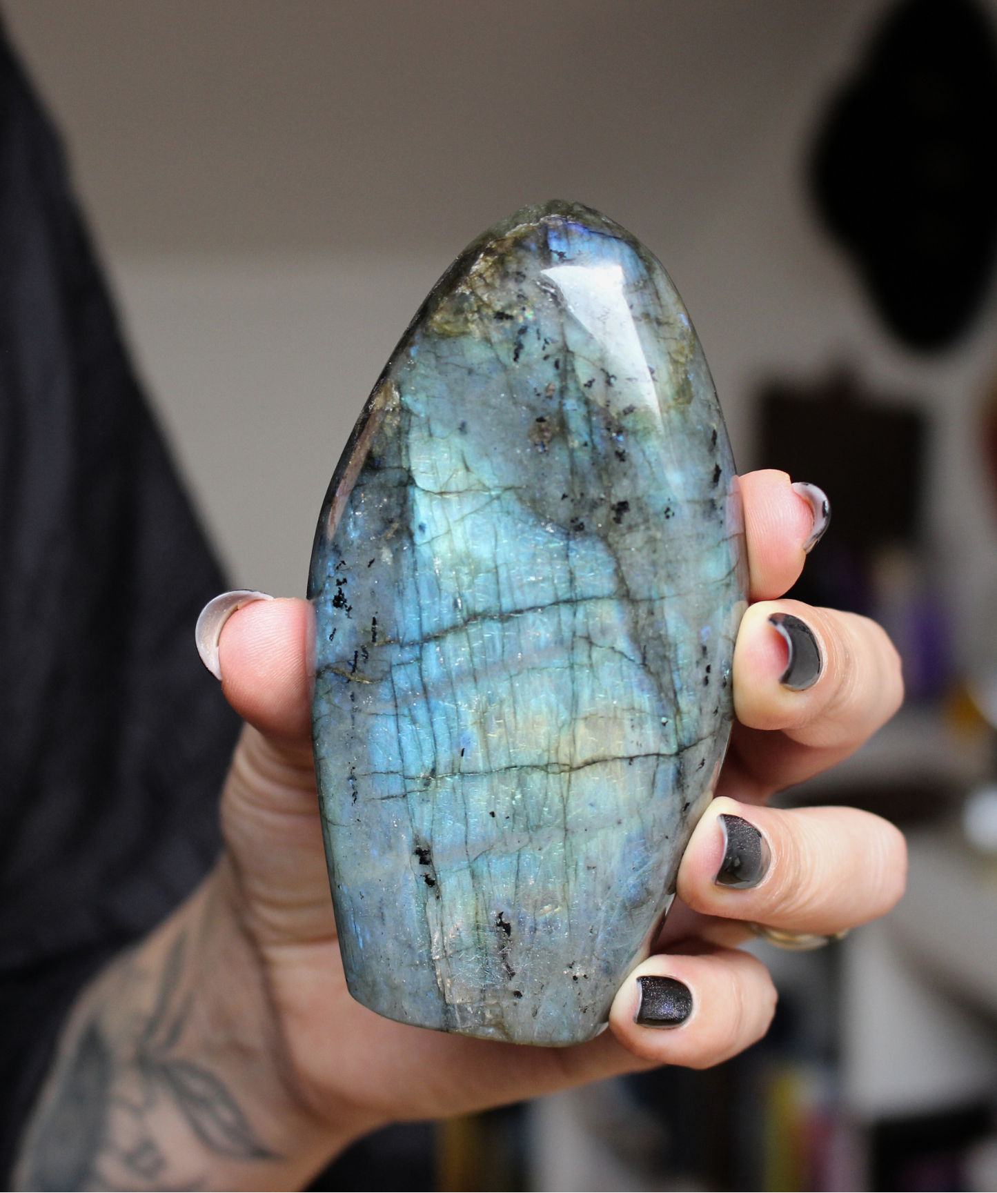 Cette forme libre de labradorite naturelle, d’un poids de 348&nbsp;grammes, provient de Madagascar, l’un des plus grands producteurs de labradorite de qualité au monde. Sculptée et polie à la main, elle révèle de superbes reflets métalliques (bleus, verts, dorés) appelés&nbsp;labradorescence, caractéristiques de cette pierre fascinante.&nbsp;Non traitée, 100 % naturelle, elle a été extraite dans des conditions respectueuses de l’humain et de l’environnement.