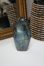 Cette forme libre de labradorite naturelle, d’un poids de 348 grammes, provient de Madagascar, l’un des plus grands producteurs de labradorite de qualité au monde. Sculptée et polie à la main, elle révèle de superbes reflets métalliques (bleus, verts, dorés) appelés labradorescence, caractéristiques de cette pierre fascinante. Non traitée, 100 % naturelle, elle a été extraite dans des conditions respectueuses de l’humain et de l’environnement.