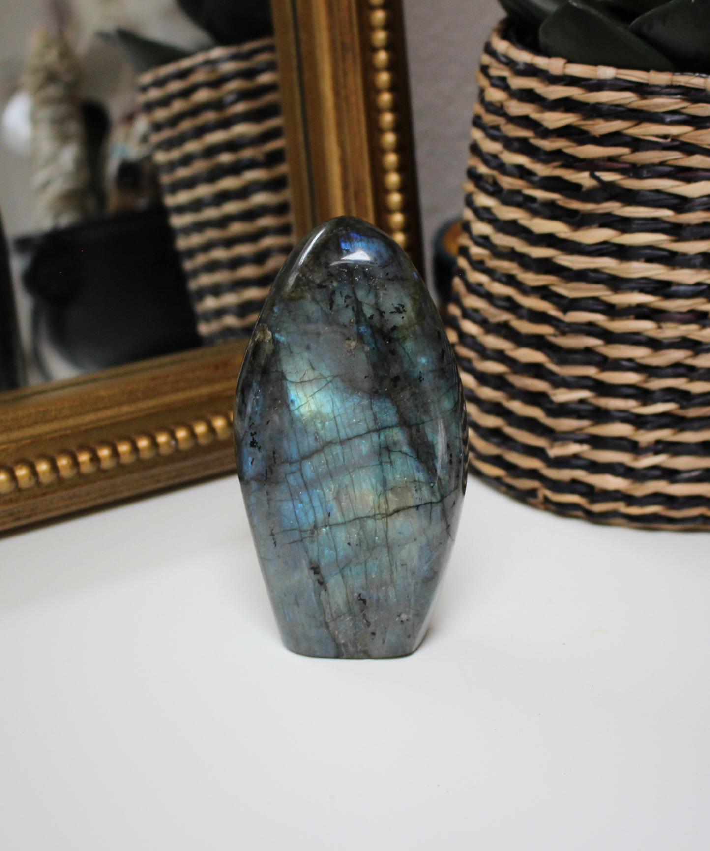 Cette forme libre de labradorite naturelle, d’un poids de 348 grammes, provient de Madagascar, l’un des plus grands producteurs de labradorite de qualité au monde. Sculptée et polie à la main, elle révèle de superbes reflets métalliques (bleus, verts, dorés) appelés labradorescence, caractéristiques de cette pierre fascinante. Non traitée, 100 % naturelle, elle a été extraite dans des conditions respectueuses de l’humain et de l’environnement.