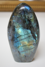 Cette forme libre de labradorite naturelle, d’un poids de 348 grammes, provient de Madagascar, l’un des plus grands producteurs de labradorite de qualité au monde. Sculptée et polie à la main, elle révèle de superbes reflets métalliques (bleus, verts, dorés) appelés labradorescence, caractéristiques de cette pierre fascinante. Non traitée, 100 % naturelle, elle a été extraite dans des conditions respectueuses de l’humain et de l’environnement.