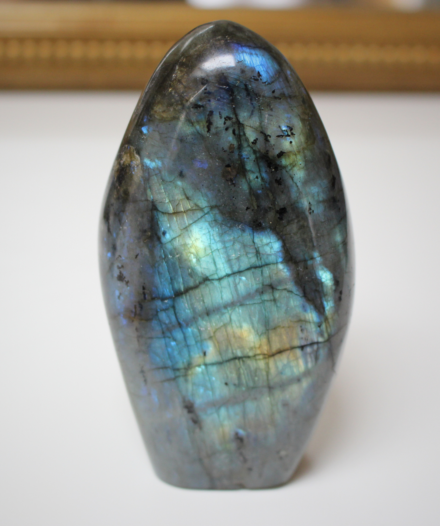 Cette forme libre de labradorite naturelle, d’un poids de 348 grammes, provient de Madagascar, l’un des plus grands producteurs de labradorite de qualité au monde. Sculptée et polie à la main, elle révèle de superbes reflets métalliques (bleus, verts, dorés) appelés labradorescence, caractéristiques de cette pierre fascinante. Non traitée, 100 % naturelle, elle a été extraite dans des conditions respectueuses de l’humain et de l’environnement.