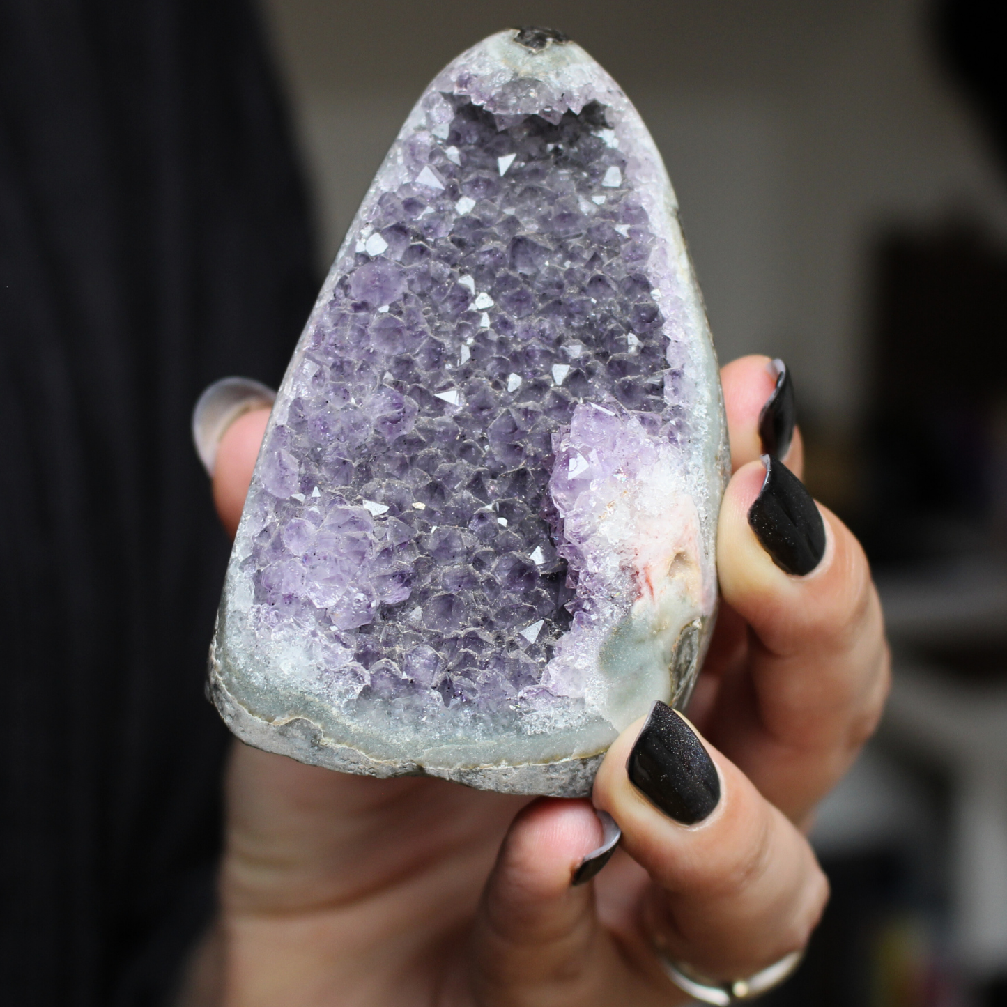Cette magnifique géode d’améthyste naturelle de 282 grammes provient des mines familiales d’Uruguay, réputées pour offrir les cristaux les plus intenses et les plus purs du monde. Sélectionnée pour son excellente qualité AA, cette pièce présente un violet profond. Non traitée, 100 % naturelle, elle a été extraite dans des conditions respectueuses de l’humain et de l’environnement. Elle convient aussi bien à la lithothérapie qu’à la méditation ou encore à la décoration et la diffusion de ses énergies dans le