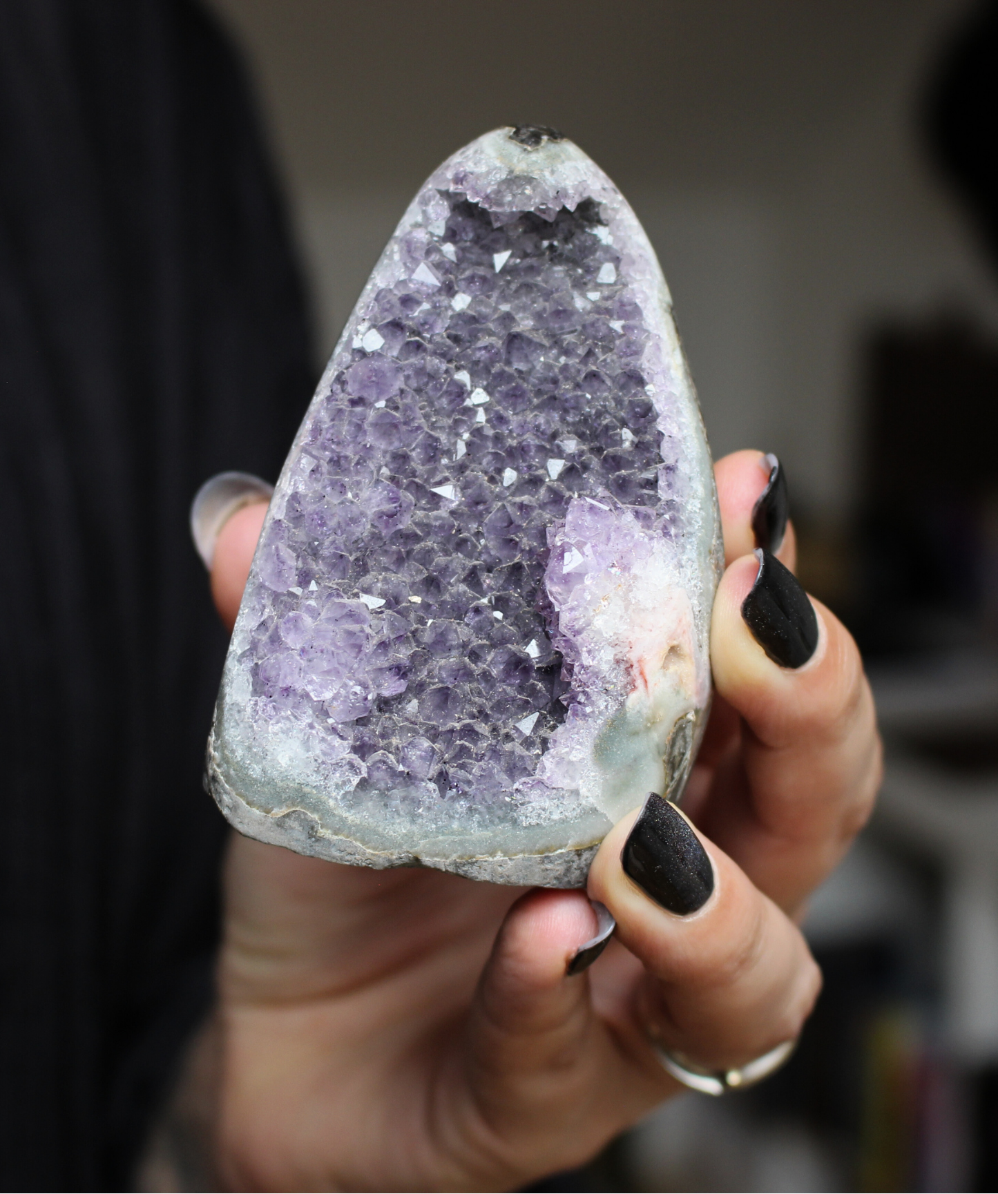 Cette magnifique géode d’améthyste naturelle de 282 grammes provient des mines familiales d’Uruguay, réputées pour offrir les cristaux les plus intenses et les plus purs du monde. Sélectionnée pour son excellente qualité AA, cette pièce présente un violet profond. Non traitée, 100 % naturelle, elle a été extraite dans des conditions respectueuses de l’humain et de l’environnement. Elle convient aussi bien à la lithothérapie qu’à la méditation ou encore à la décoration et la diffusion de ses énergies dans le